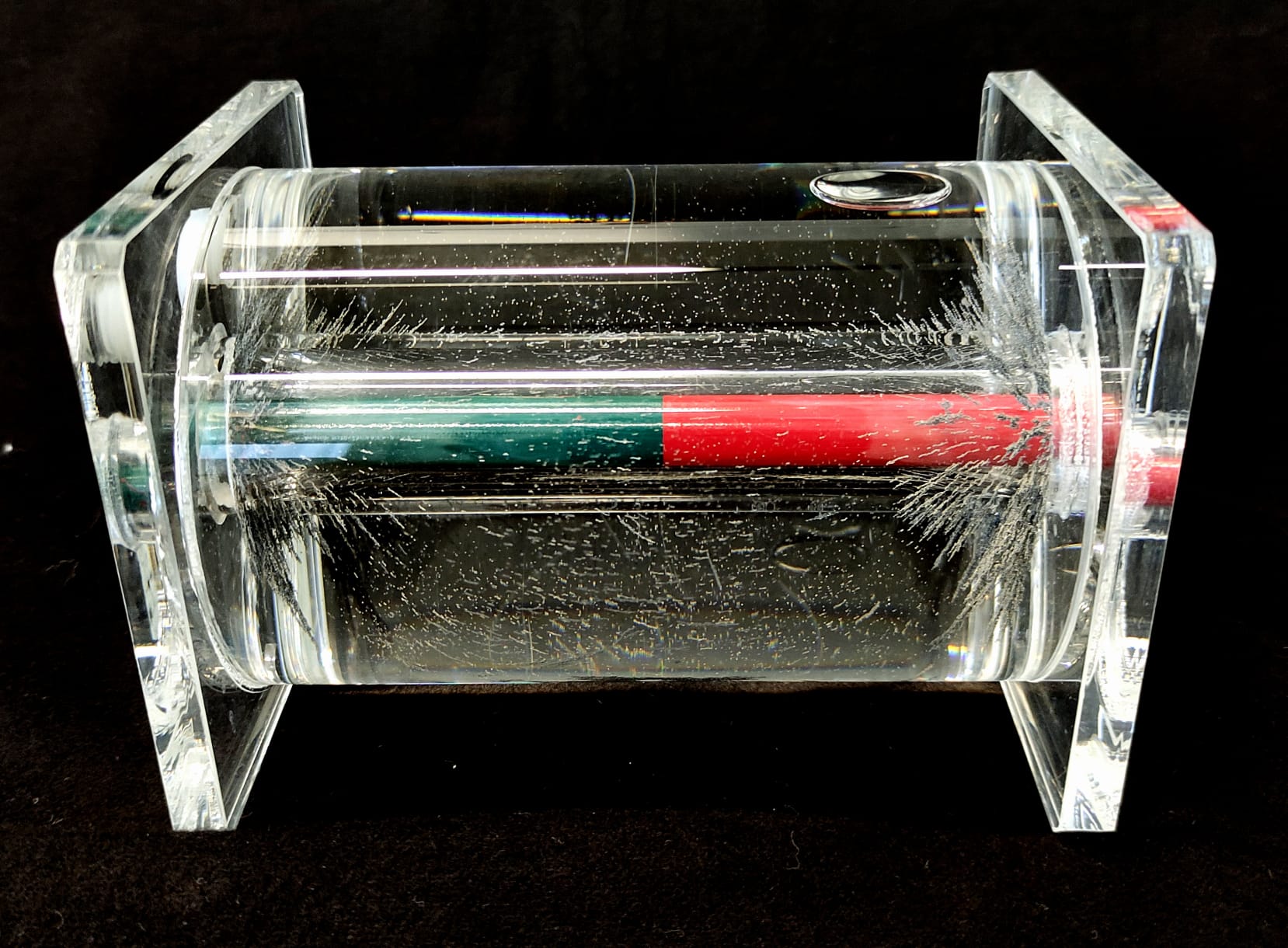 Magnetfeldliniengerät mit eingesteckten Rundstabmagnet