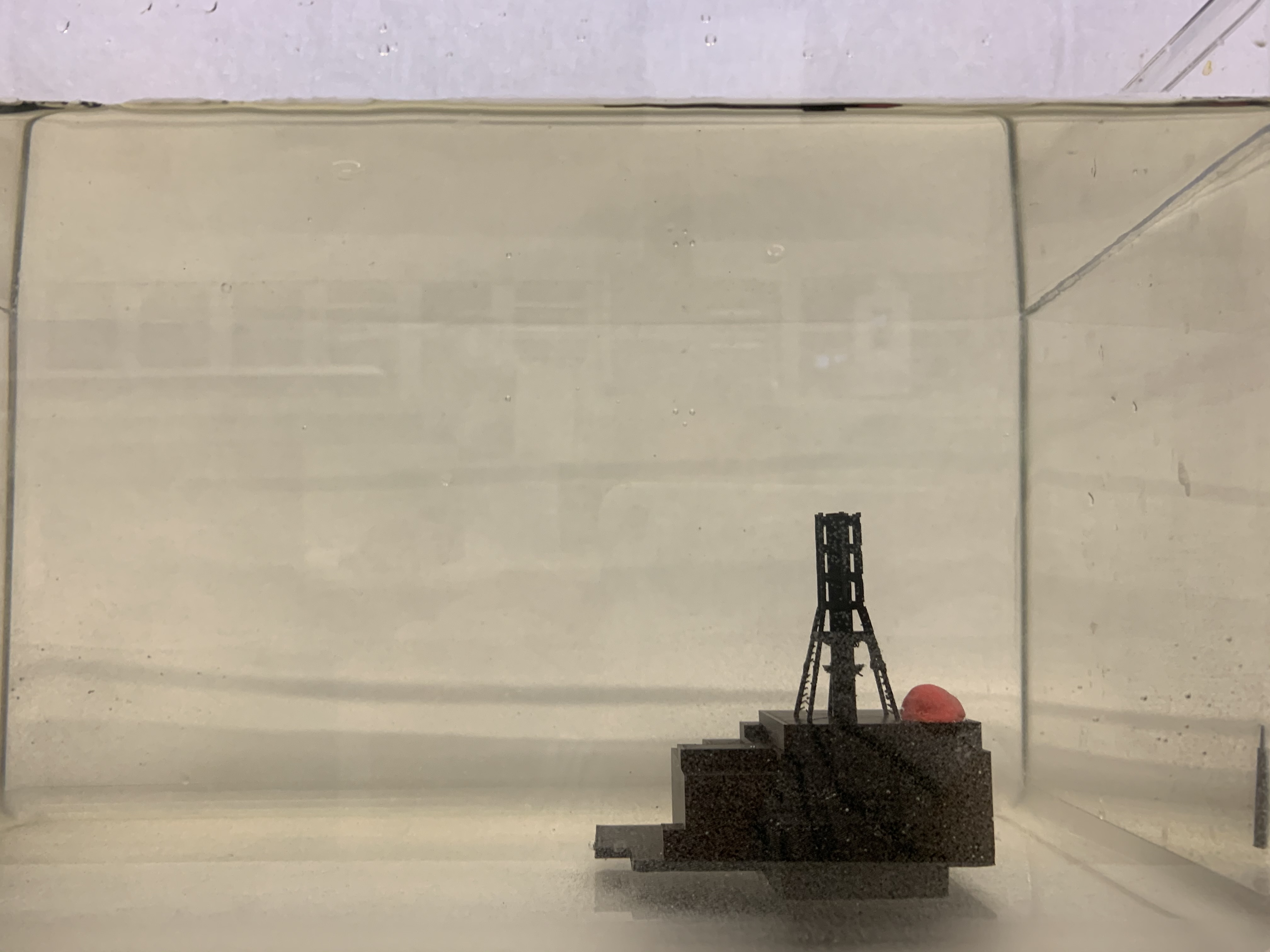 In der Abbildung ist der Aufbau des Versuchs zur Ausreitung von ionisierender Strahlung dargestellt. Dazu wird ein 3D-Modell des Kernkraftwerks Tschernobyl verwendet.
