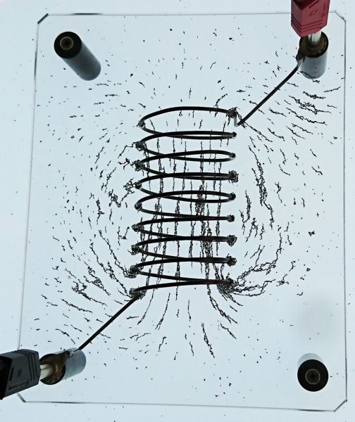 Datei:HW Magnetostatik Magnetfeldliniengerät Spule Linien.jpg